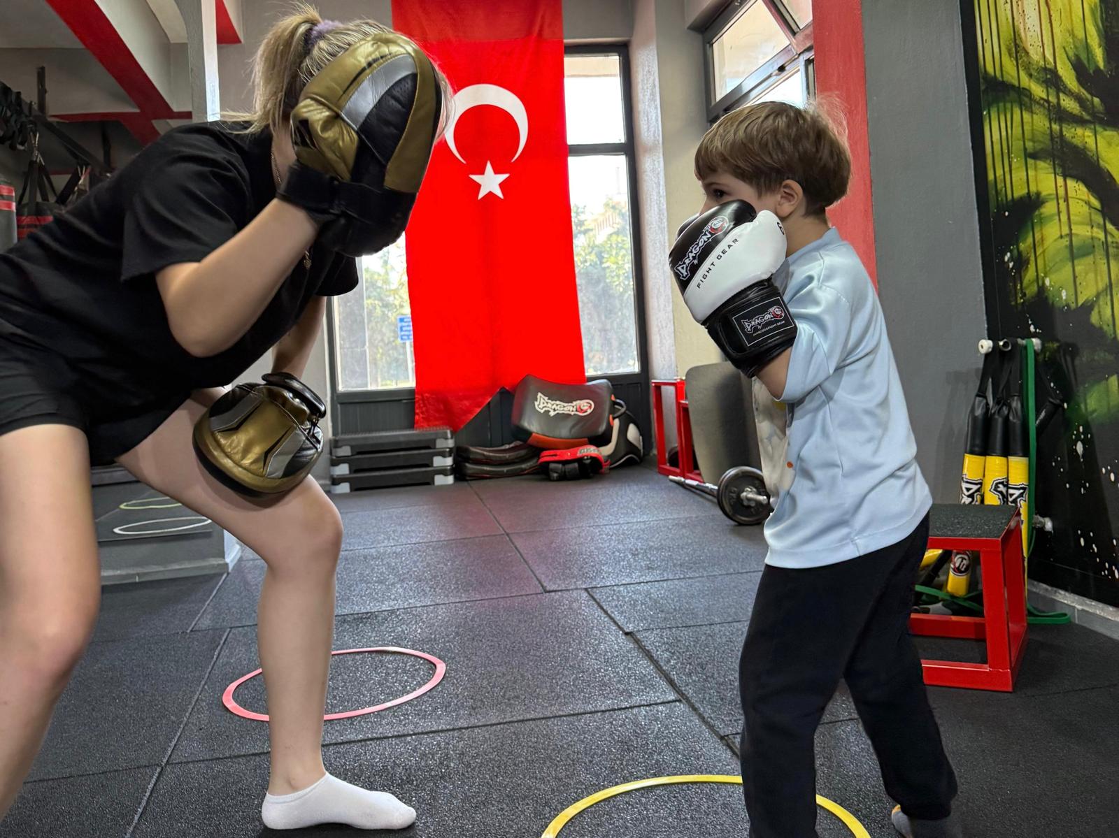 Ring içinde boks antrenmanı yapan sporcular