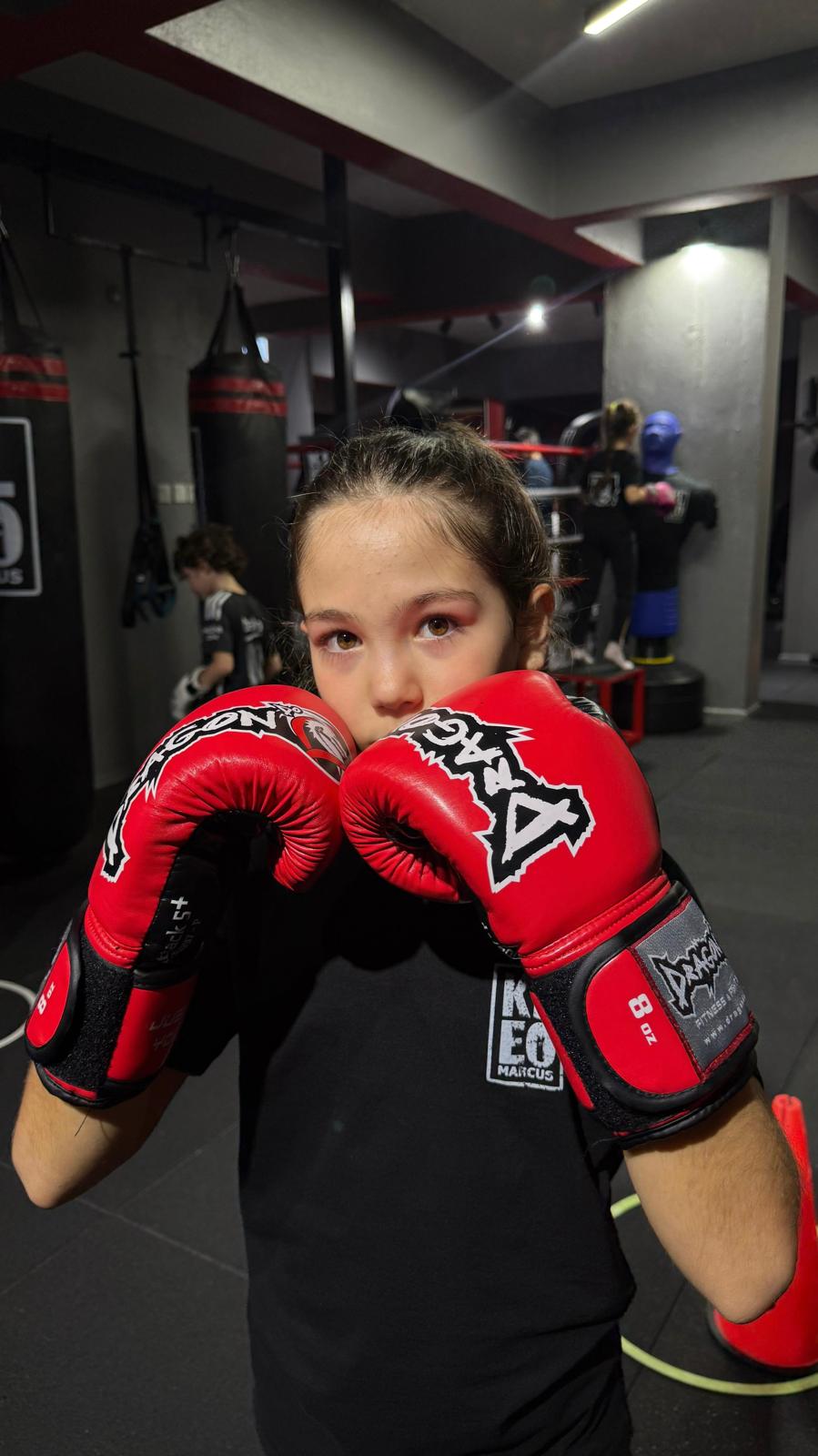 Hedef ve eldivenle pad çalışması yapan sporcu